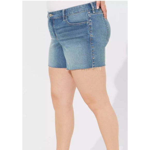 Torrid 5 Inch Perfect Boyfriend Classic Denim Mid-Rise Short - Picture 1 of 10